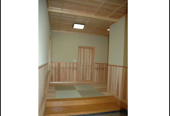 杉の腰板と畳敷きの玄関ホール